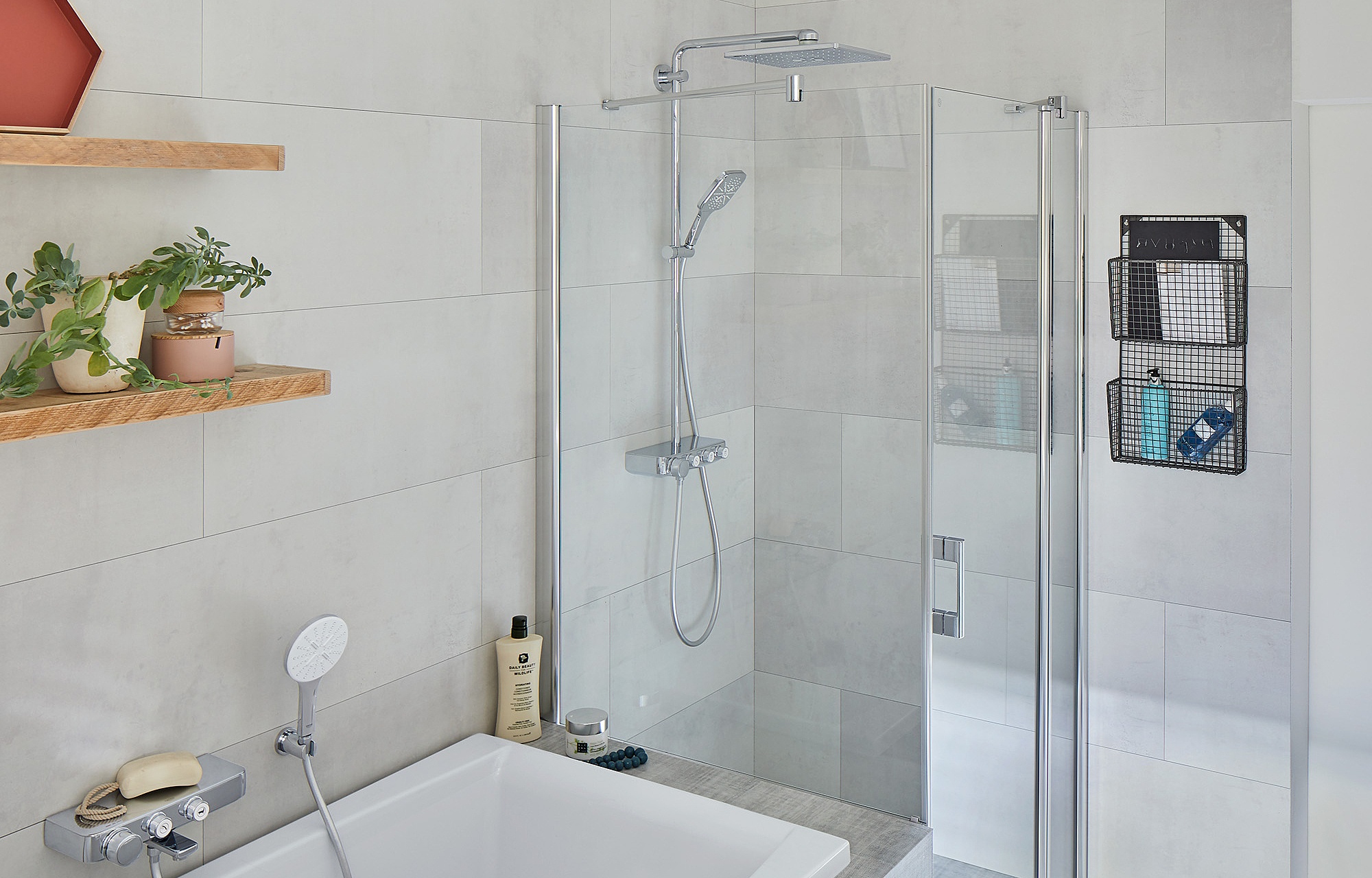 Kermi Duschdesign Profil-Duschkabine PEGA Pendeltür 1-flügelig mit Festfeld und Seitenwand verkürzt neben Badewanne