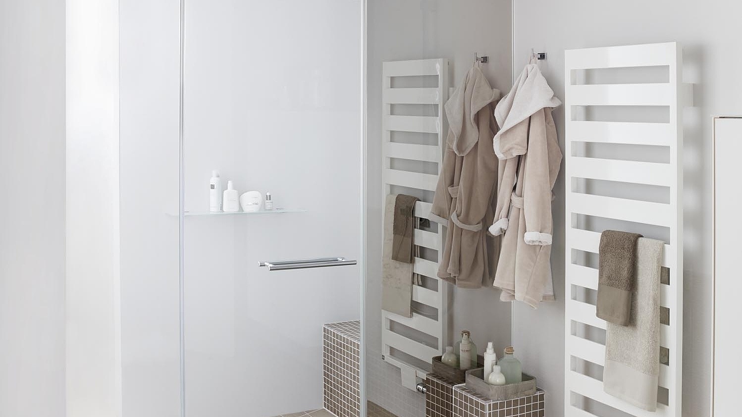 Kermi Duschdesign Duschkabine PASA mit Spiegelglas und Ausschnitten über EXTRA